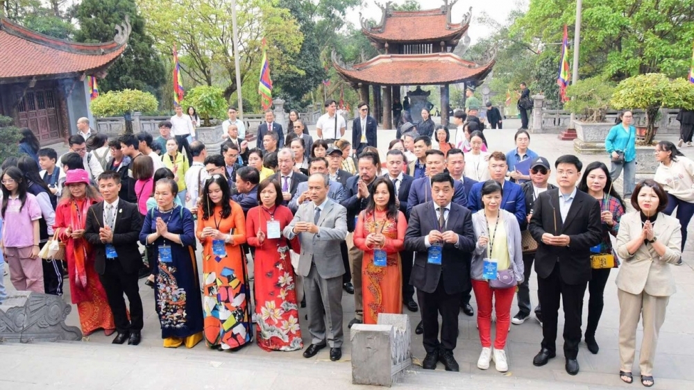 Đoàn kiều bào dâng hương nhân dịp Giỗ tổ Hùng Vương