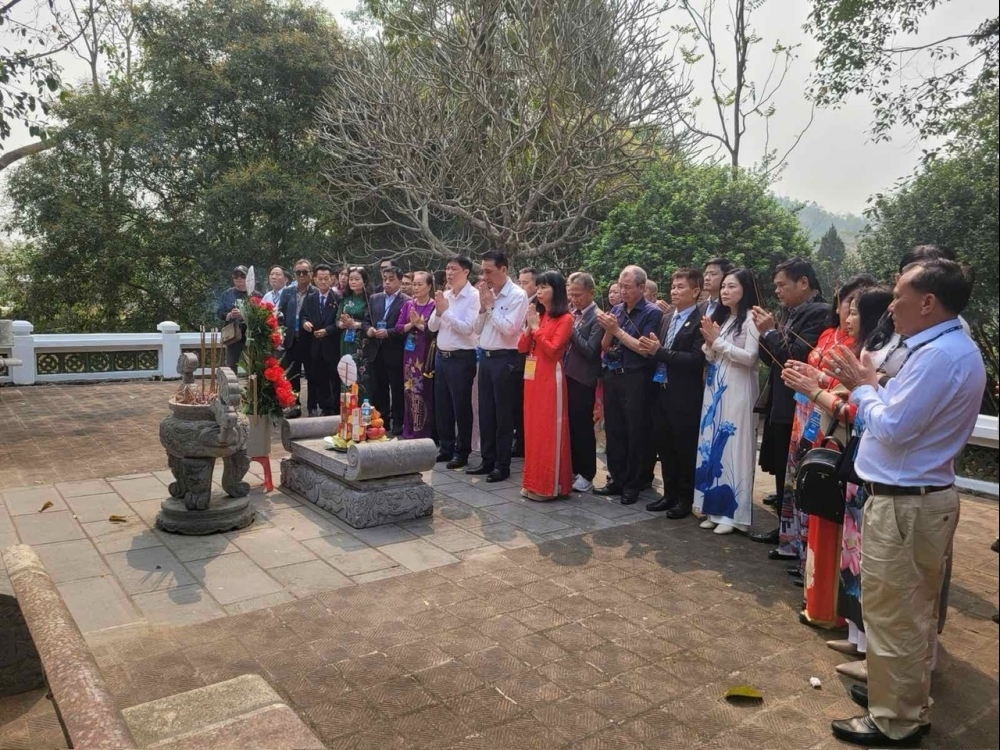 ﻿Đoàn kiều bào dâng hương tại Khu di tích Quốc gia đặc biệt Tân Trào