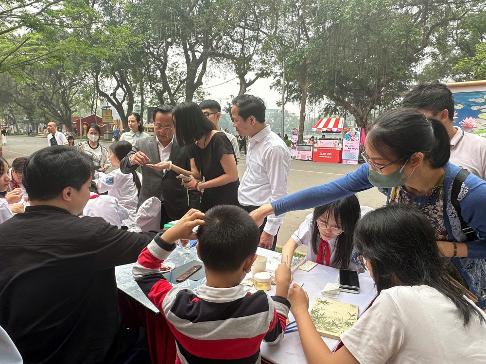 Phong phú sản phẩm làng nghề tại Lễ hội quà tặng du lịch Hà Nội năm 2025