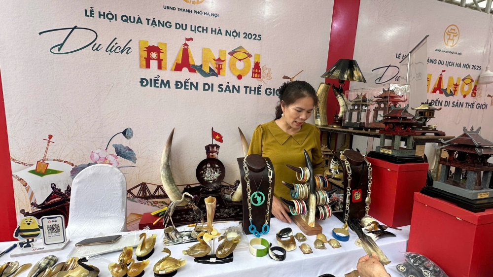 Phong phú sản phẩm làng nghề tại Lễ hội quà tặng du lịch Hà Nội năm 2025