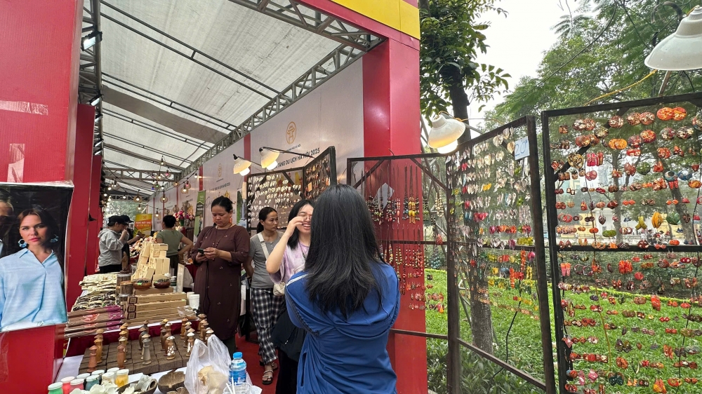 Phong phú sản phẩm làng nghề tại Lễ hội quà tặng du lịch Hà Nội năm 2025