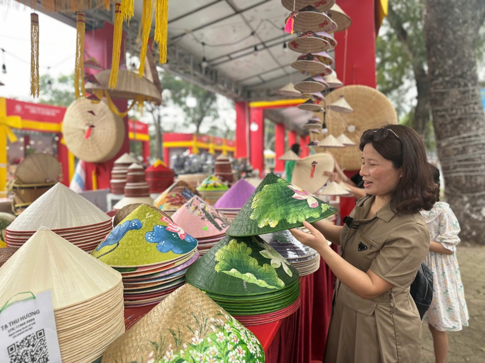 Phong phú sản phẩm làng nghề tại Lễ hội quà tặng du lịch Hà Nội năm 2025