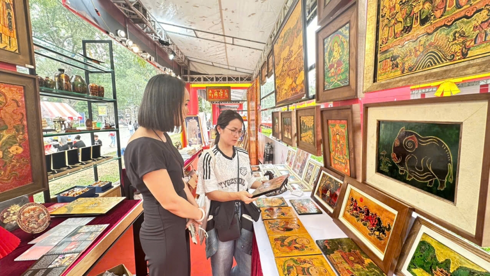 Phong phú sản phẩm làng nghề tại Lễ hội quà tặng du lịch Hà Nội năm 2025