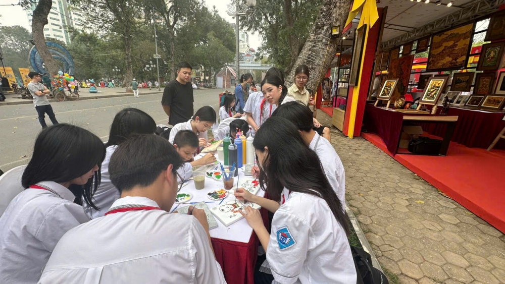 Phong phú sản phẩm làng nghề tại Lễ hội quà tặng du lịch Hà Nội năm 2025