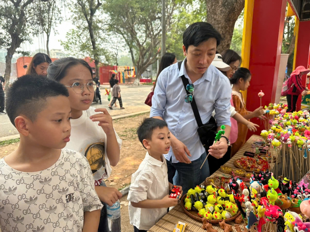 Phong phú sản phẩm làng nghề tại Lễ hội quà tặng du lịch Hà Nội năm 2025