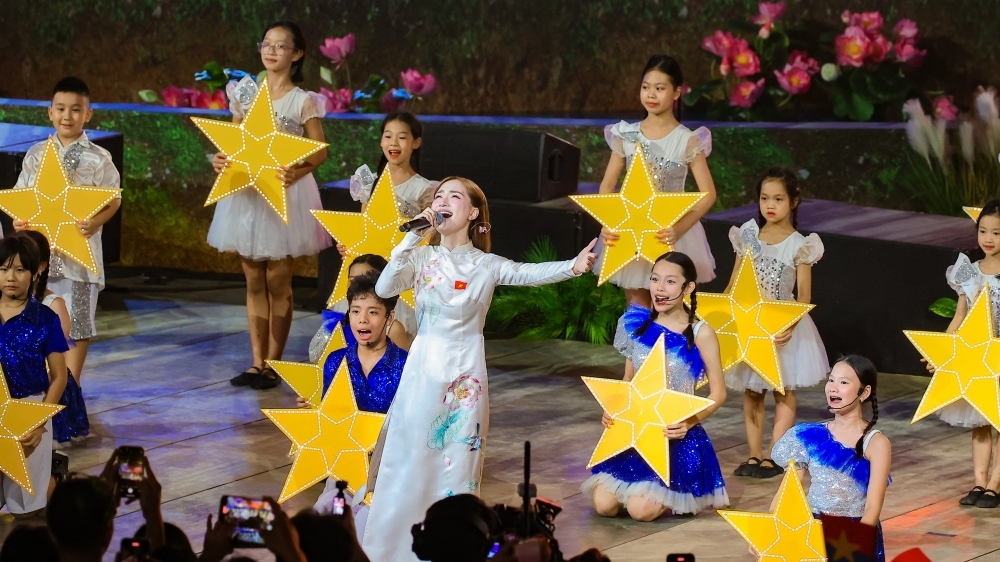 Hàng chục nghìn khán giả hòa giọng trong “Hẹn ước Bắc – Nam”