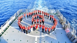 "Chuyến tàu Đại đoàn kết" - Hải trình mang yêu thương về đất Mẹ