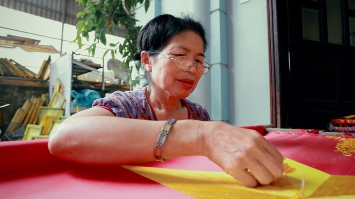 Từ đôi tay mộc mạc đến lá cờ thiêng liêng