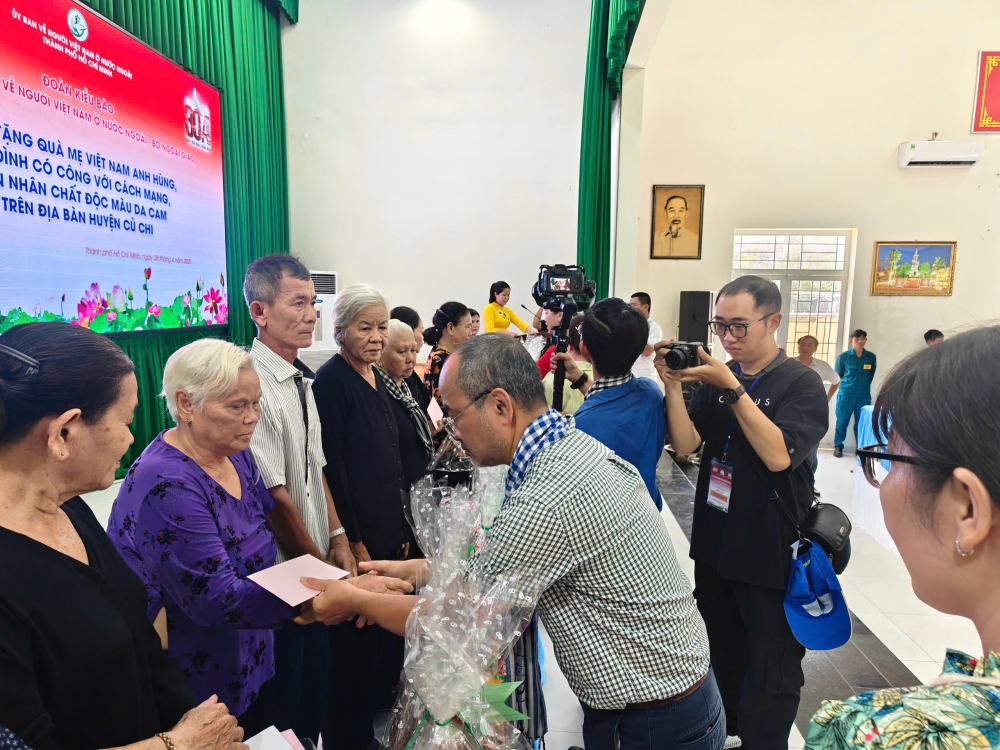 Đoàn kiều bào tặng quà tri ân các Mẹ Việt Nam Anh hùng