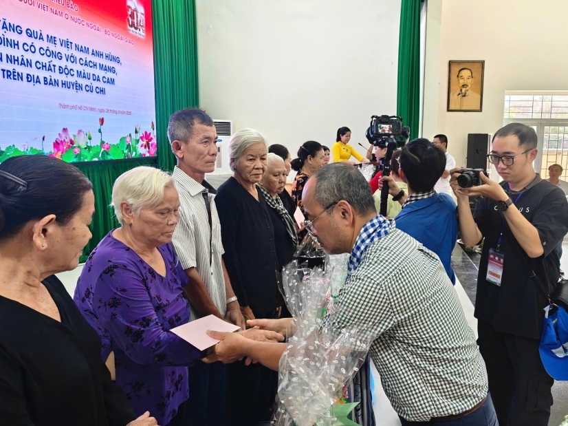 Đoàn kiều bào tặng quà tri ân các Mẹ Việt Nam Anh hùng