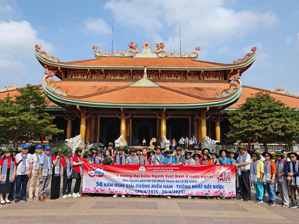 Đoàn kiều bào tặng quà tri ân các Mẹ Việt Nam Anh hùng