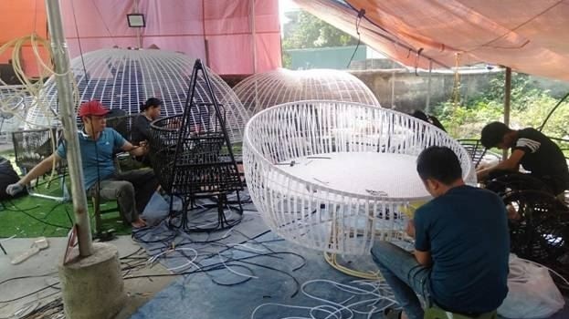 : Công nhân sản xuất sản phẩm nhựa giả mây tại cơ sở của anh Dương Văn Hải