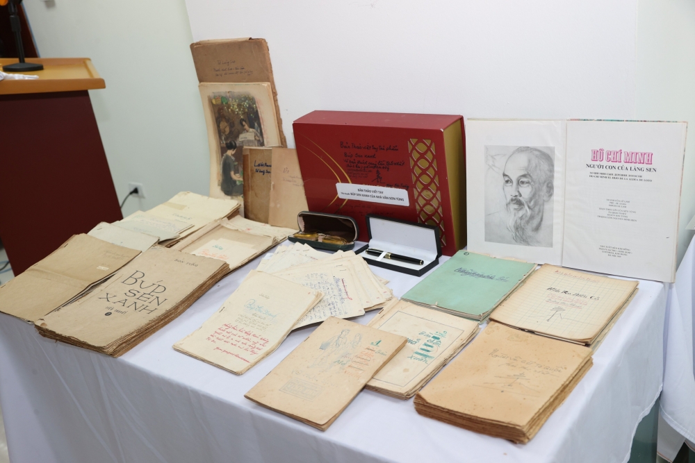 Gia đình nhà văn Sơn Tùng trao tặng nhiều tài liệu quý về Bác Hồ