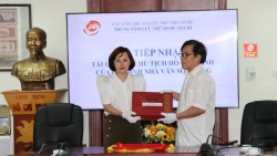 Gia đình nhà văn Sơn Tùng trao tặng nhiều tài liệu quý về Bác Hồ