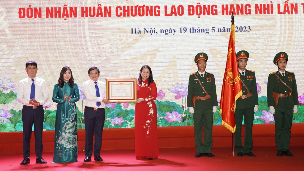 Trường Lê Duẩn đón nhận Huân chương lao động hạng Nhì lần thứ hai