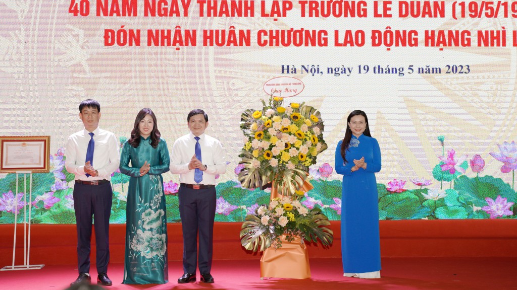 Trường Lê Duẩn vinh dự đón nhận Huân chương Lao động hạng Nhì