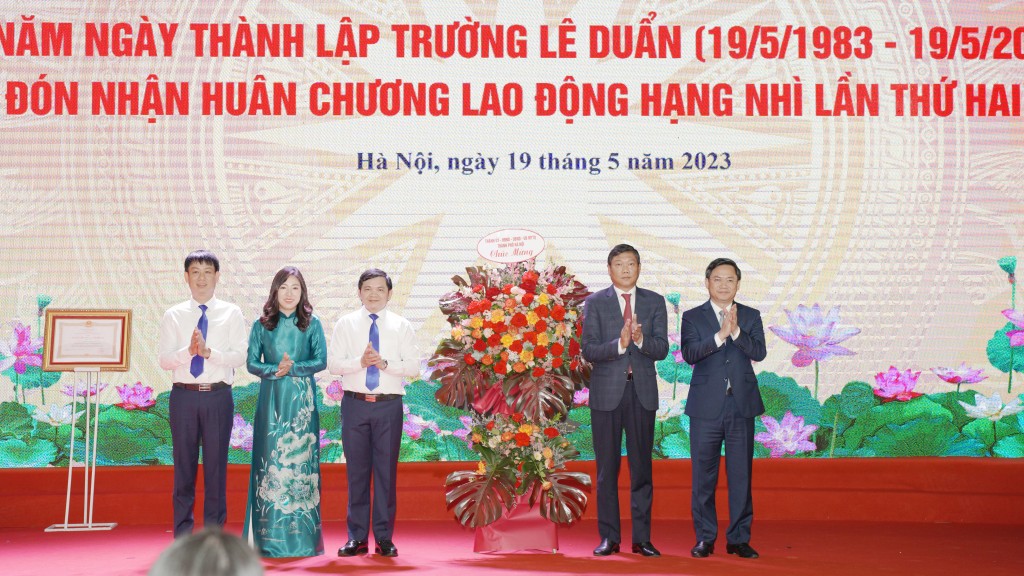 Trường Lê Duẩn vinh dự đón nhận Huân chương Lao động hạng Nhì