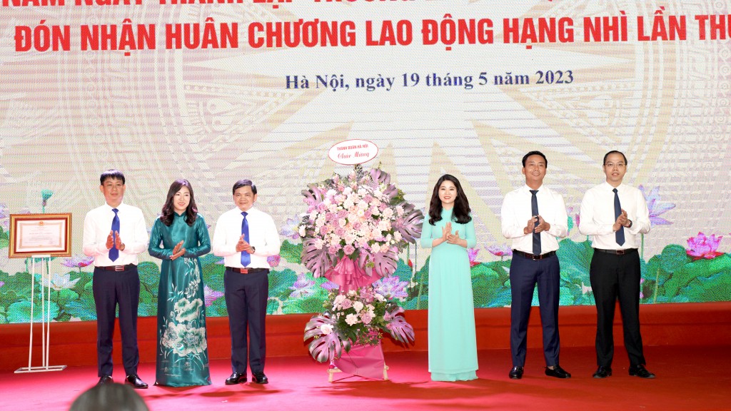 Trường Lê Duẩn vinh dự đón nhận Huân chương Lao động hạng Nhì