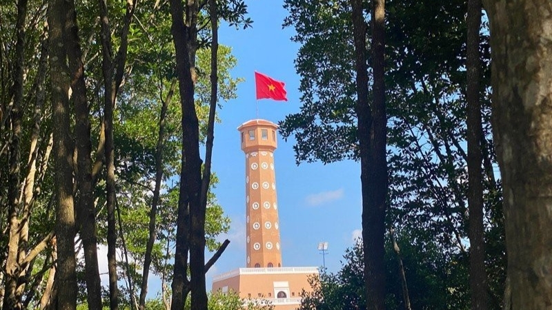 Cột cờ Hà Nội nơi đất Mũi Cà Mau