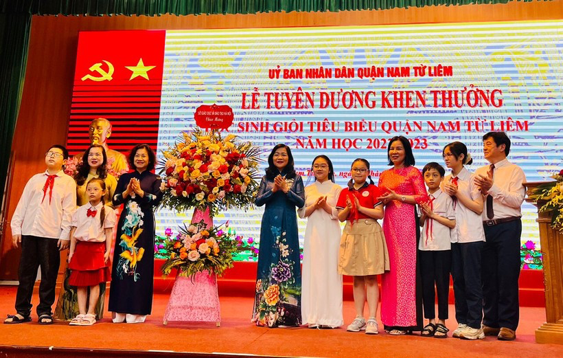 Chủ tịch Công đoàn Giáo dục Hà Nội Trần Thị Thu Hà chúc mừng ngành Giáo dục quận Nam Từ Liêm