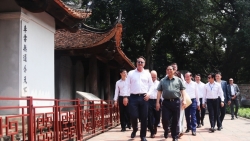 dieu gi khien chinh khach tram tro khi den van mieu quoc tu giam