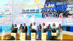 hon 10000 sinh vien tham du hoi cho viec lam cau noi nhan luc 2024