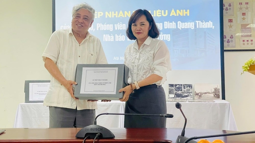 2 nhà báo chiến trường trao tặng những bức ảnh quý giá về chiến dịch Hồ Chí Minh