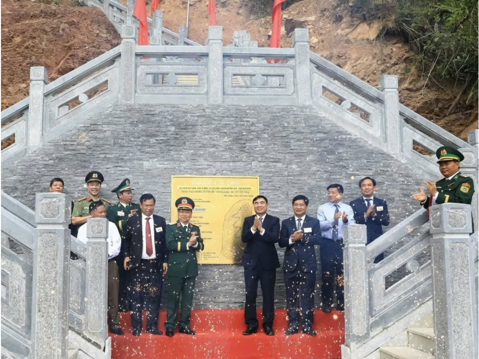 Thiêng liêng Lễ Thượng cờ tại Cột cờ A Pa Chải