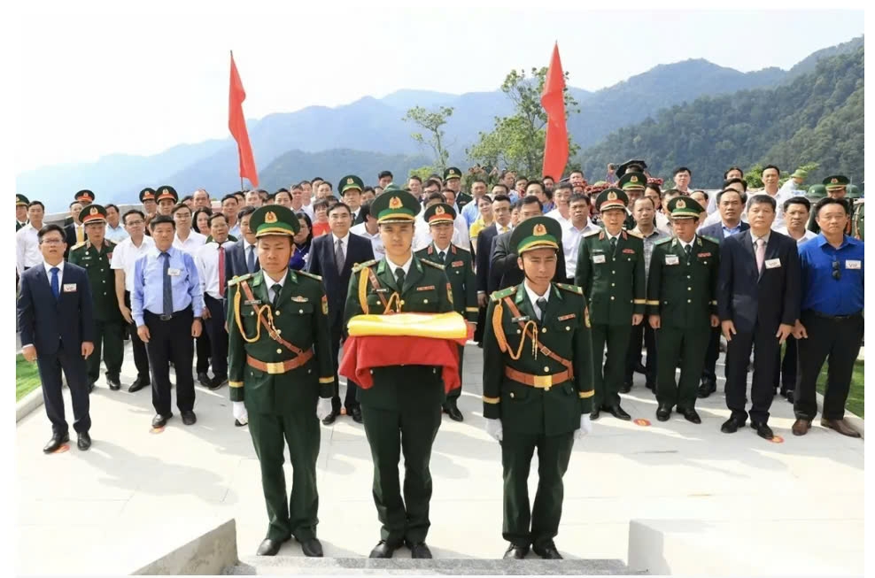 Thiêng liêng Lễ Thượng cờ tại Cột cờ A Pa Chải