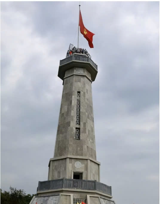 Thiêng liêng Lễ Thượng cờ tại Cột cờ A Pa Chải