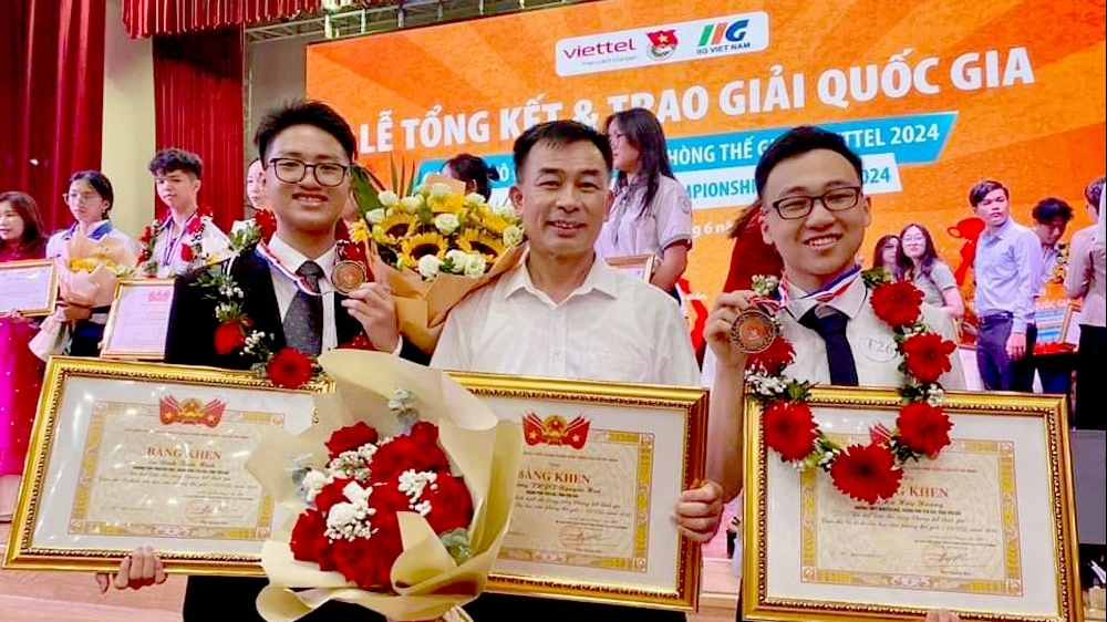 Yên Bái: Tuyên dương giáo viên, học sinh có thành tích xuất sắc năm học 2024 – 2025