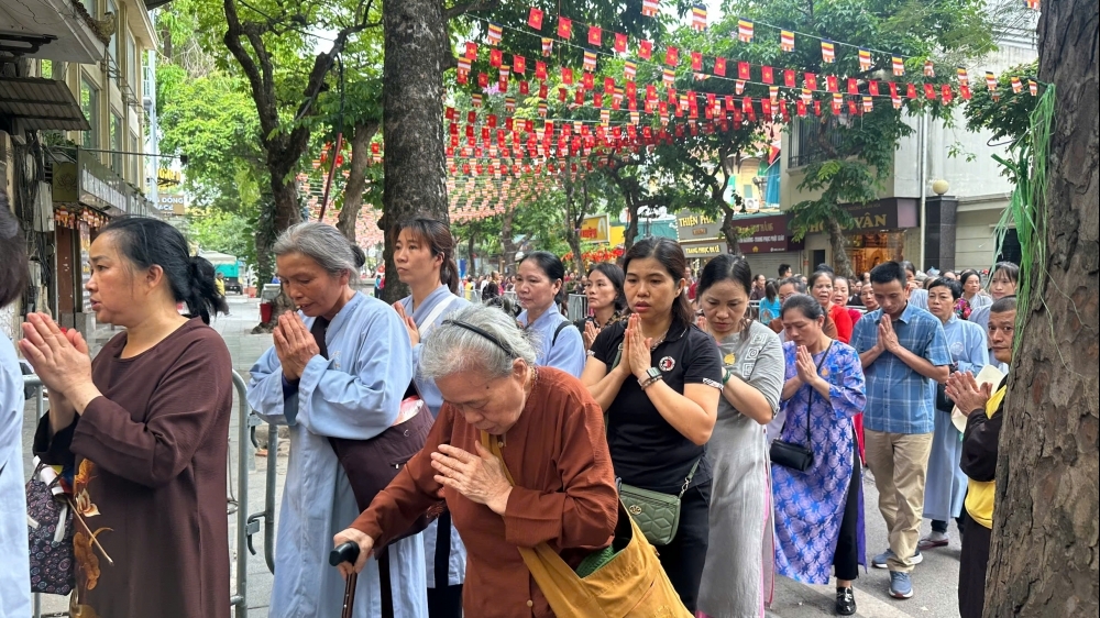 Hàng nghìn người dân xếp hàng để chiêm bái Xá lợi Phật