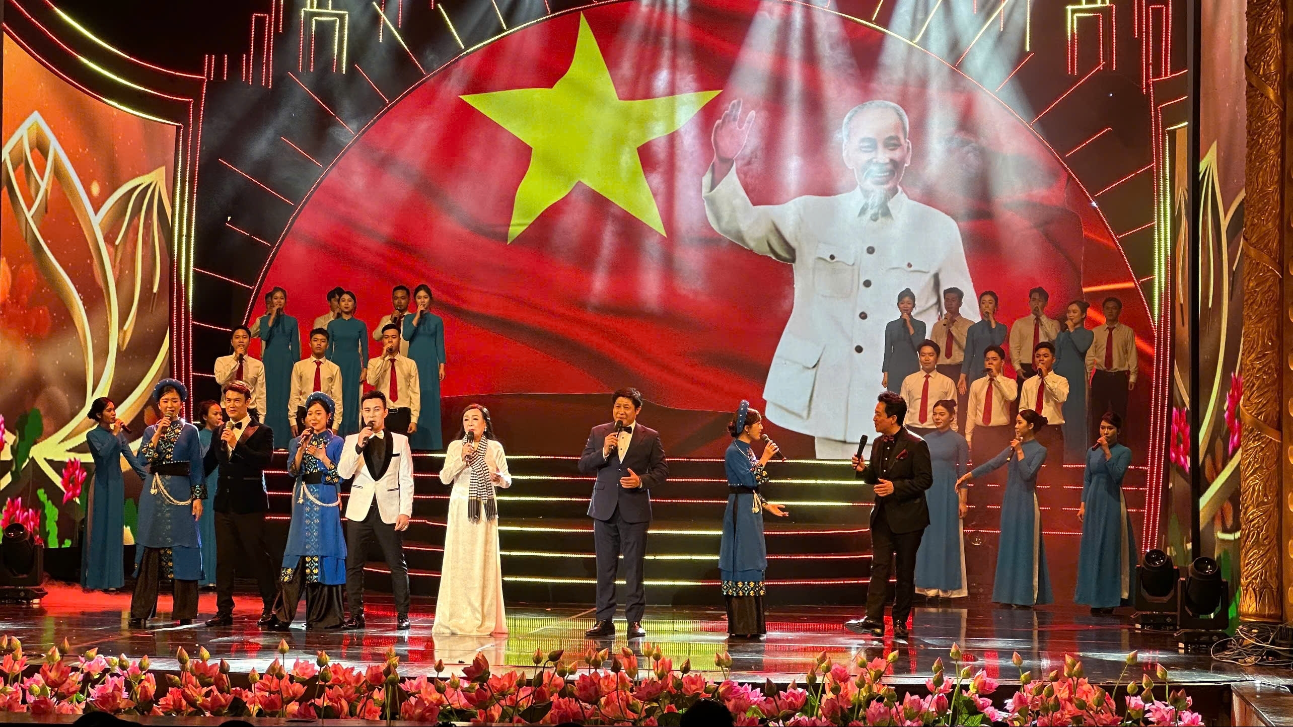 Xúc động những lời ca dâng Bác