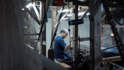 Từ sợi tơ mỏng manh, nghệ nhân miệt mài gìn giữ làng nghề trăm năm tuổi