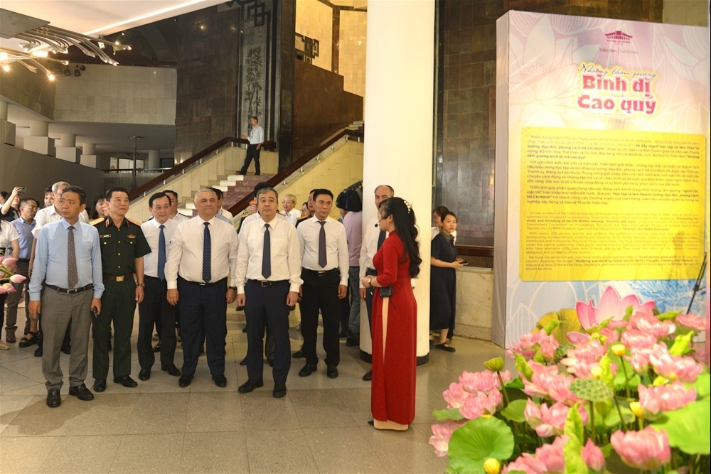 Triển lãm “Những tấm gương bình dị mà cao quý”