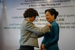 trao tang huan chuong van hoc nghe thuat bac si quan cho ba ngo phuong lan