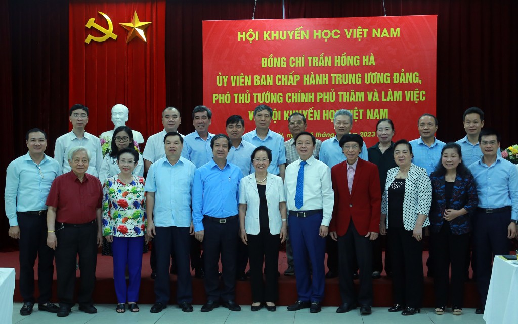 Phó Thủ tướng Trần Hồng Hà và lãnh đạo Trung ương Hội Khuyến học Việt Nam, lãnh đạo các bộ, ngành tại cuộc làm việc sáng 25/5 - Ảnh: VGP/Minh Khôi