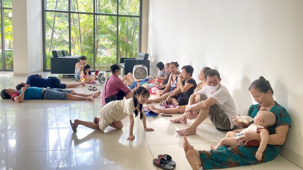 Tình làng nghĩa xóm trong những ngày mất điện