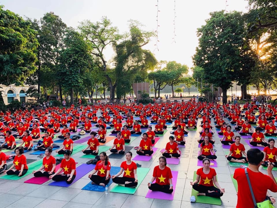 Hơn 1.000 người hưởng ứng Ngày Quốc tế Yoga lần thứ 9 tại Hà Nội