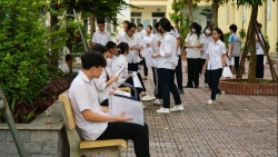 Hà Nội: Phát hiện 2 thí sinh mang điện thoại vào phòng thi