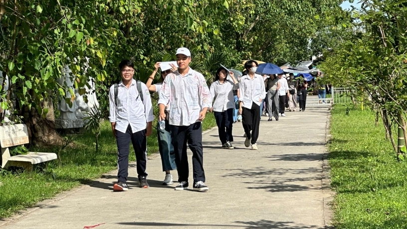 Sĩ tử "đội nắng", nườm nượp đi lễ cầu may trước ngày thi