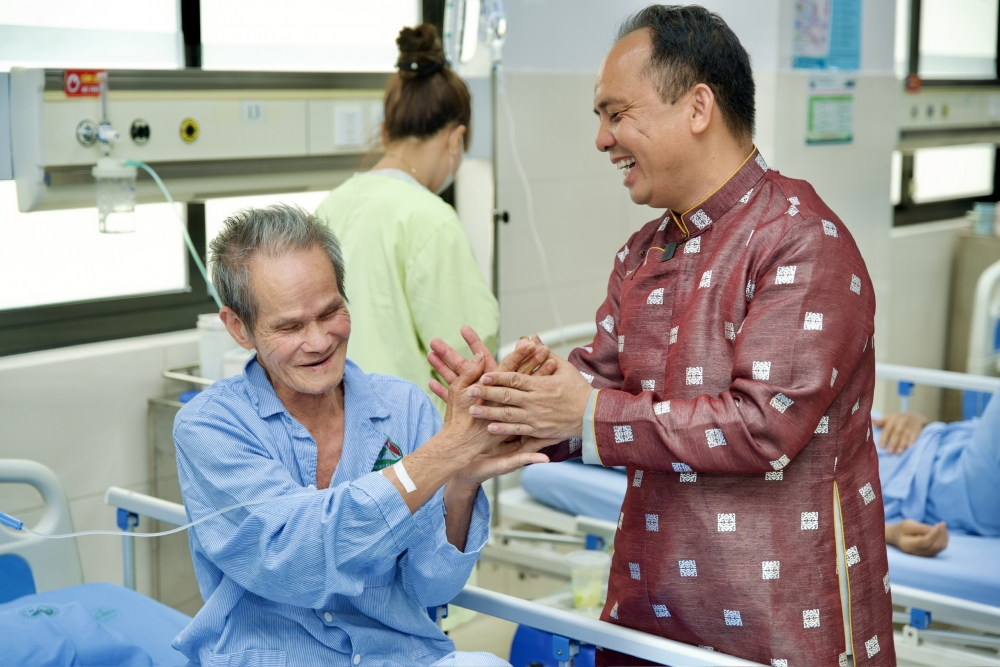 Ấm lòng những suất cơm từ thiện cho bệnh nhân nghèo