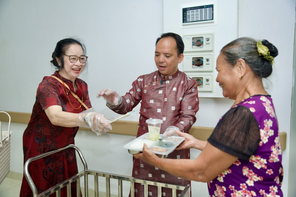 Ấm lòng những suất cơm từ thiện cho bệnh nhân nghèo