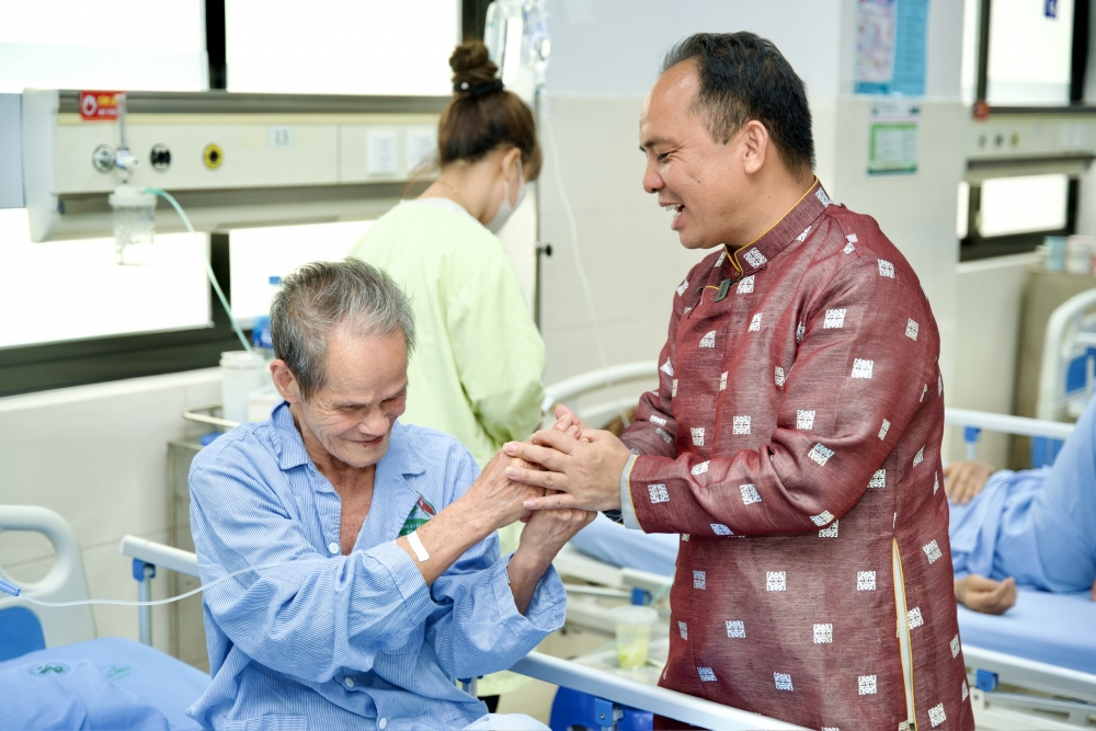 Ấm lòng những suất cơm từ thiện cho bệnh nhân nghèo