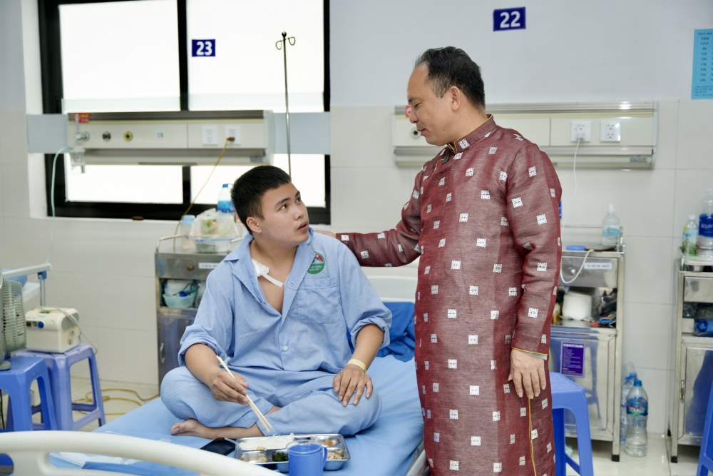 Ấm lòng những suất cơm từ thiện cho bệnh nhân nghèo