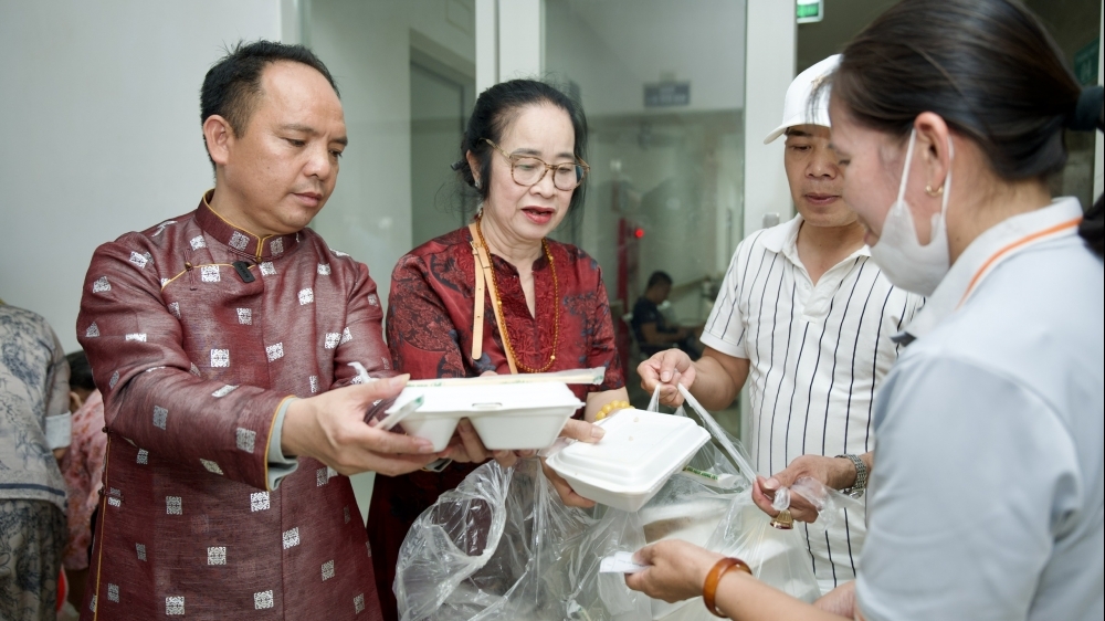 Ấm lòng những suất cơm từ thiện cho bệnh nhân nghèo