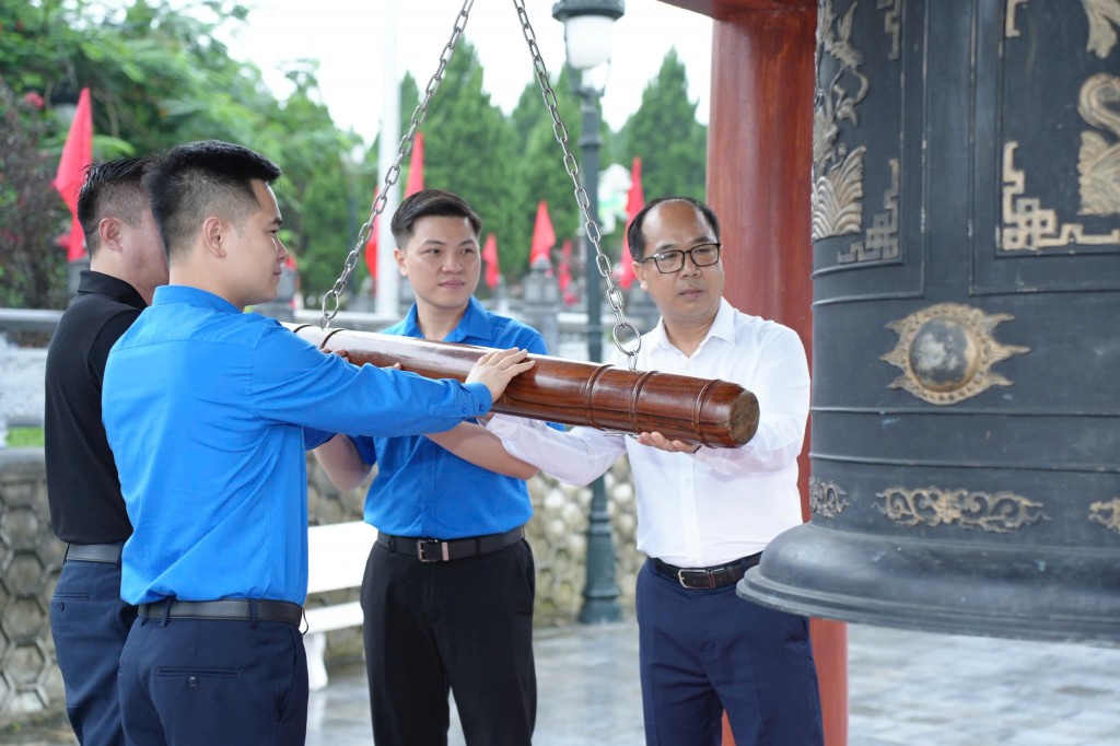 Tưởng nhớ các liệt sĩ tại nghĩa trang Vị Xuyên