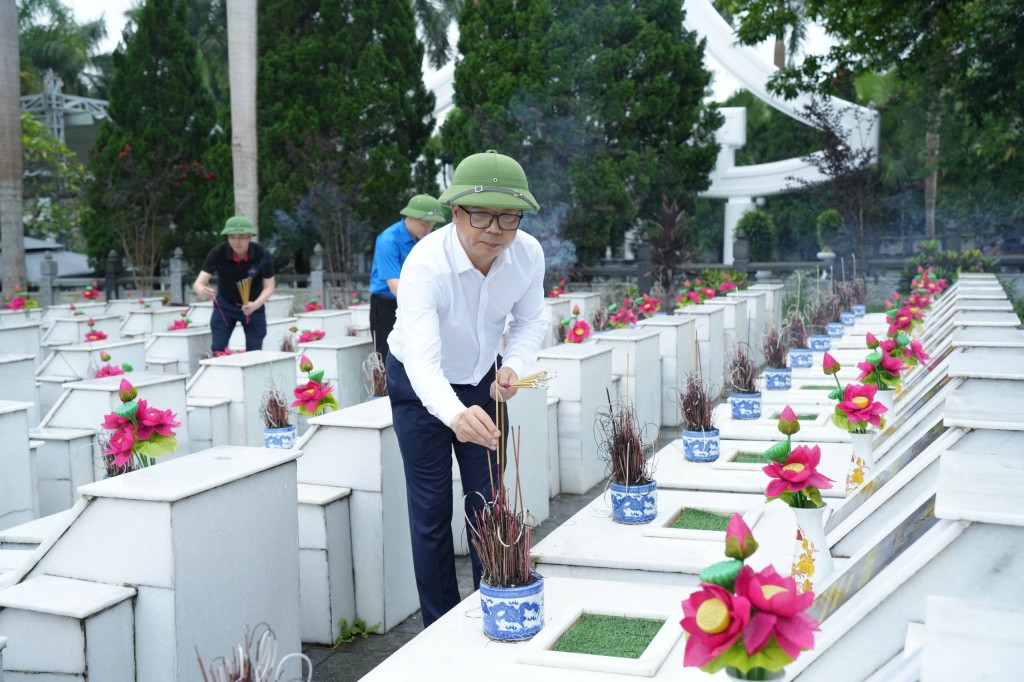 Tưởng nhớ các liệt sĩ tại nghĩa trang Vị Xuyên