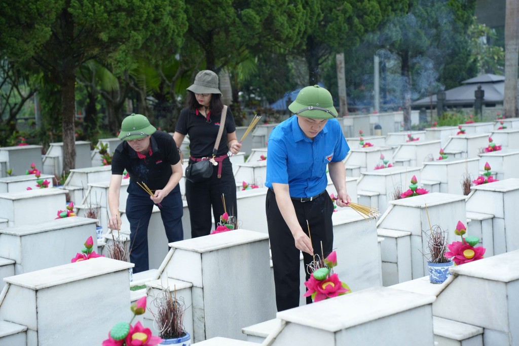 Tưởng nhớ các Anh hùng, liệt sĩ tại nghĩa trang Vị Xuyên