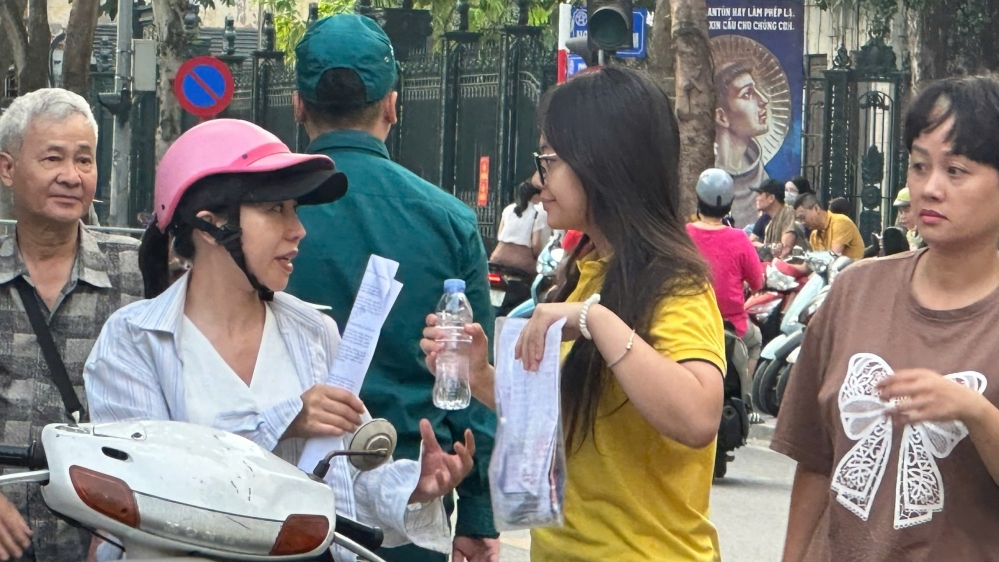 Thí sinh vào phòng thi, phụ huynh thấp thỏm, sốt ruột